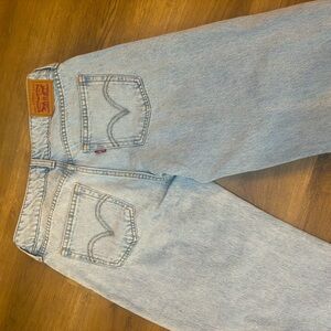 Low rise Levi’s with inseam of 32”. 100% cotton.